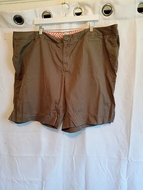 Avenue Size 26 Cute Brown Woman's Shorts With Pockets.